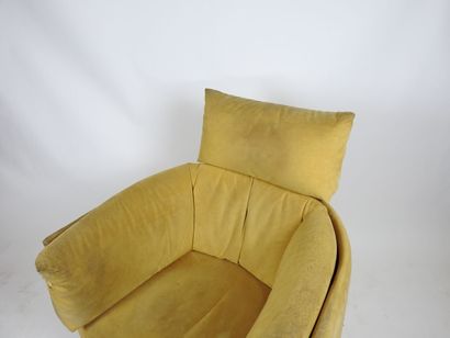 Paire de fauteuils, structure en bois recouvert...