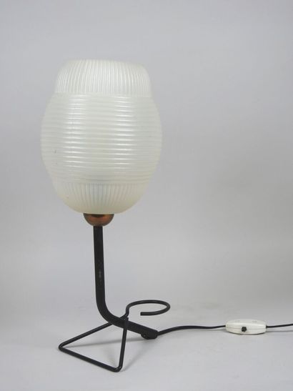 Lampe à l'abat jour en plastique et le pied...