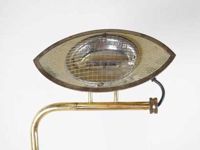 Lampadaire en métal doré reposant sur une...