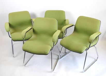 Suite de quatre fauteuils en métal chromé,...