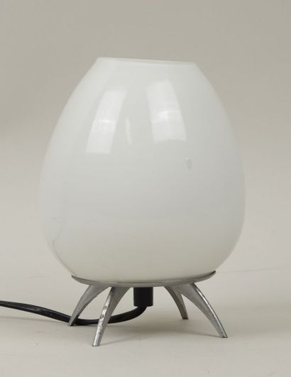 Lampe fusée en verre teinté blanc reposant...