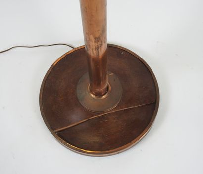 Lampadaire en cuivre et bois, l'abat-jour...