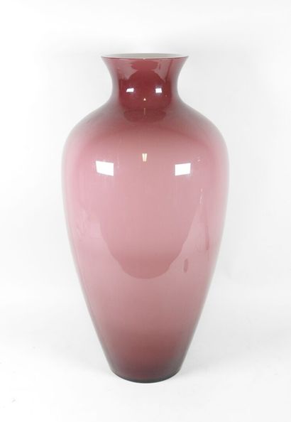 Important vase balustre en verre teinté mauve....