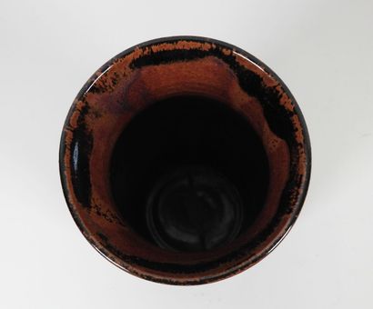 Vase en grès à glaçure dans les tons rouge...