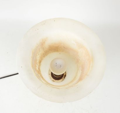 Lampe en albâtre de forme conique sur pied.
Travail...