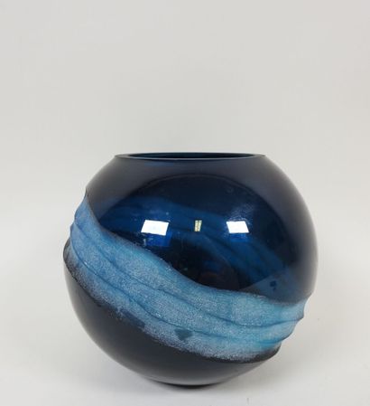 Vase boule en verre teinté bleu à décor gravé...