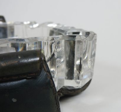 Deux cendriers en verre taillé dont un circulaire...