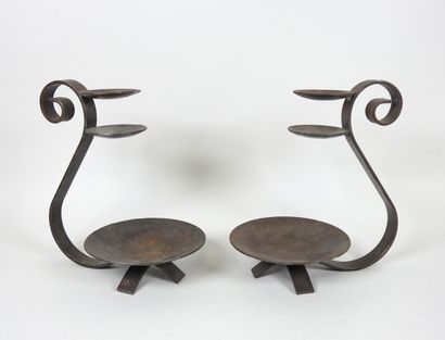 Paire de porte bougies en fer forgé à un...