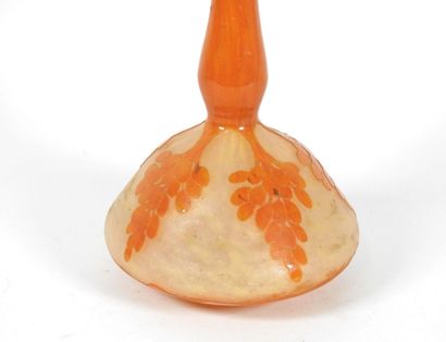 École début XXe. 
Soliflore en verre orange...