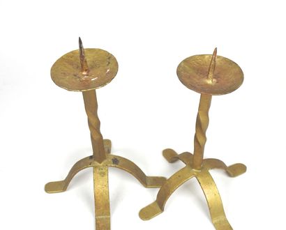 Paire de bougeoirs en fer forgé laqué doré...
