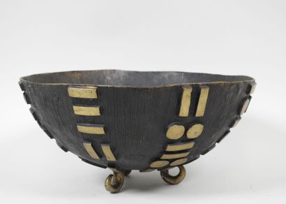Coupe en bronze à décor en relief de motifs...