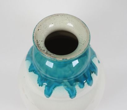 Vase en céramique de forme balustre, le col...