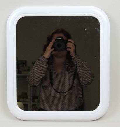 Miroir rectangulaire en plastique blanc.
Travail...