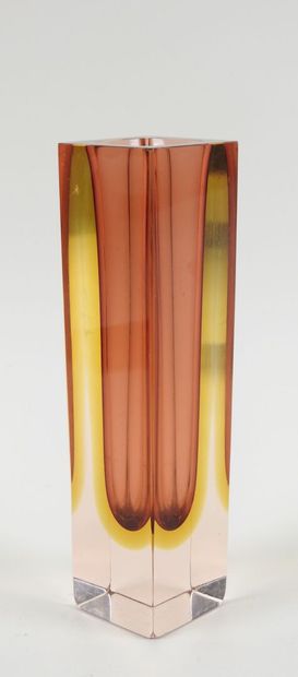 MURNAO, XXe.
Vase rectangulaire modèle 