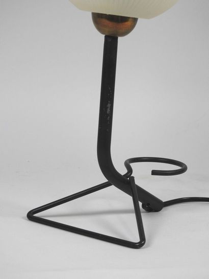 Lampe à l'abat jour en plastique et le pied...