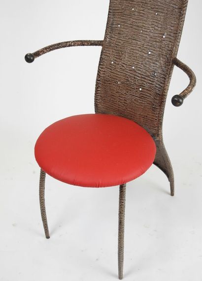 Ensemble comprenant un miroir et quatre fauteuils...