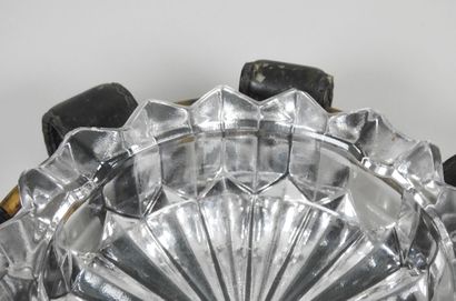 Deux cendriers en verre taillé dont un circulaire...