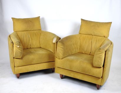 Paire de fauteuils, structure en bois recouvert...