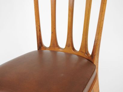 Suite de six chaises en bois, le dossier...