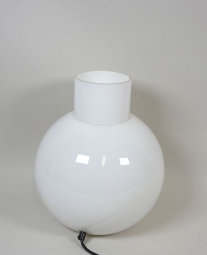 Lampe en verre teinté blanc de forme boule.
Travail...