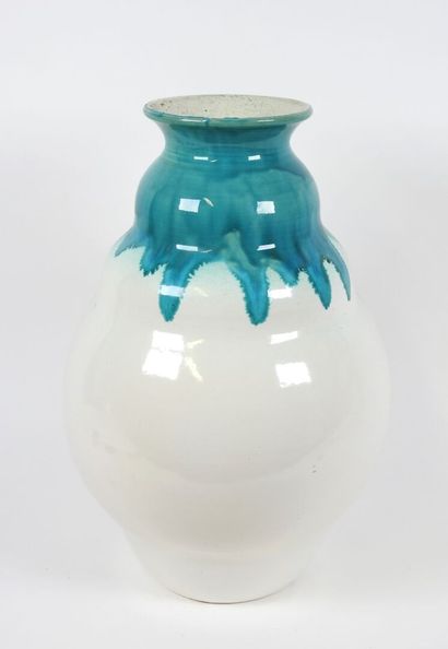 Vase en céramique de forme balustre, le col...