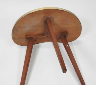 Petite table de forme rognon tripode en bois...