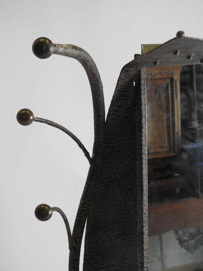 Ensemble comprenant un miroir et quatre fauteuils...