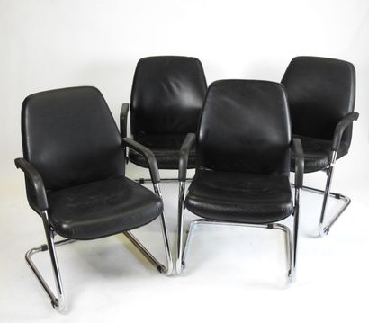 Suite de quatre fauteuils à structure tubulaire...