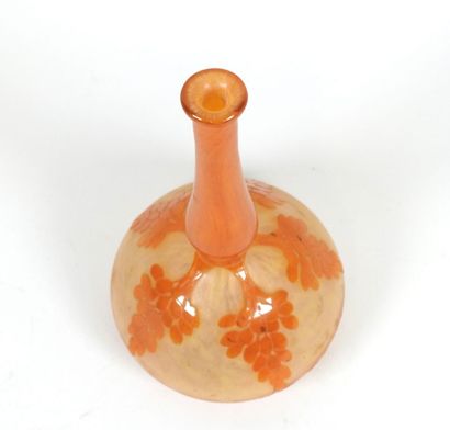 École début XXe. 
Soliflore en verre orange...