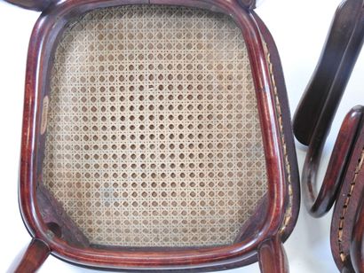 THONET.
Ensemble comprenant un fauteuil et...