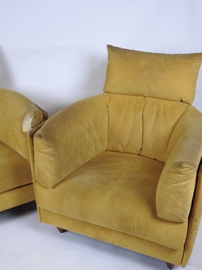 Paire de fauteuils, structure en bois recouvert...