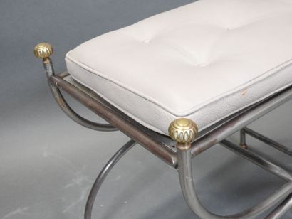 Maison JANSEN, dans le goût de. 
Tabouret...