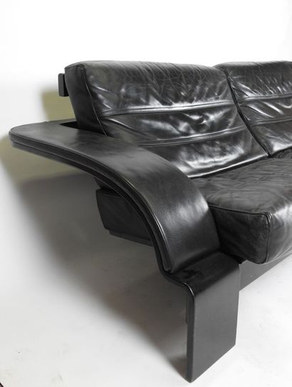Banquette de repos en bois teinté noir, les...