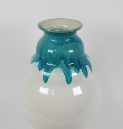Vase en céramique de forme balustre, le col...