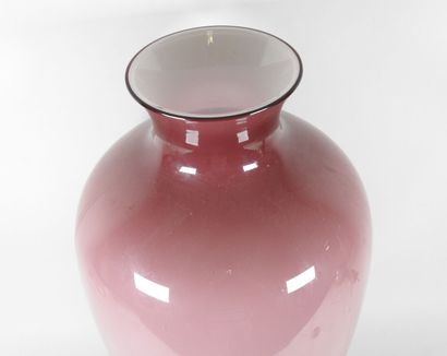 Important vase balustre en verre teinté mauve....