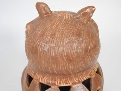 POTERIE de MEYSSAC, XXe.
Veilleuse en céramique...