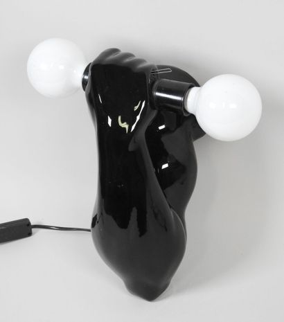 Applique en céramique à glaçure noire représentant...