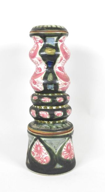 André L'HELGUEN (1935) pour KERALUC QUIMPER.
Vase...