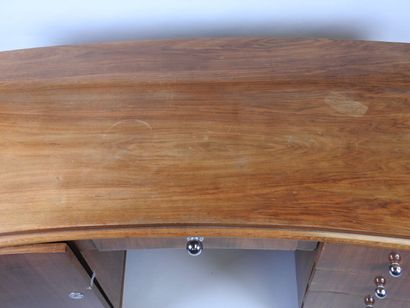 Bureau en bois et placage de forme légèrement...