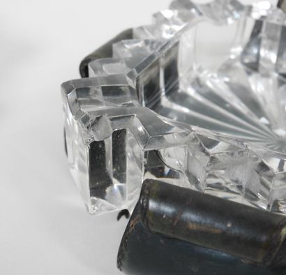 Deux cendriers en verre taillé dont un circulaire...