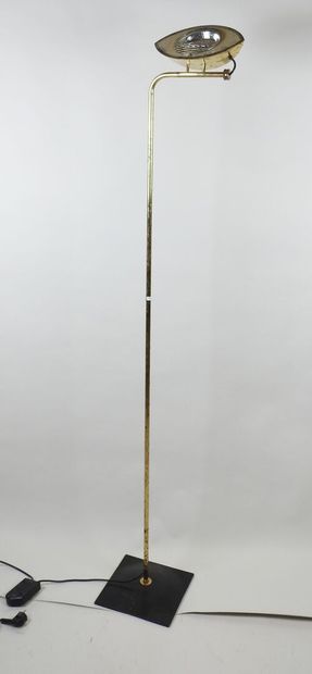 Lampadaire en métal doré reposant sur une...
