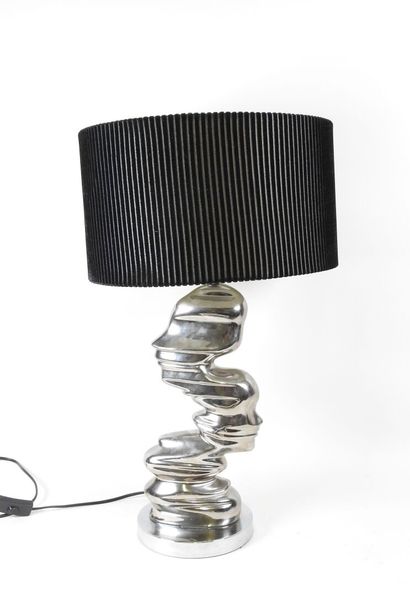 Lampe en métal chromé de forme libre figurant...