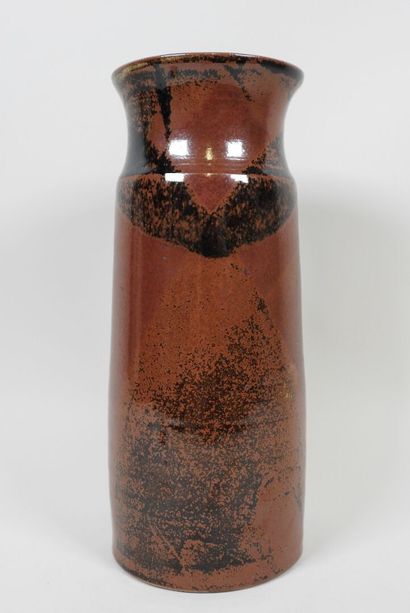 Vase en grès à glaçure dans les tons rouge...