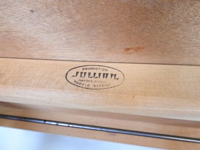 Production JULLIAN, Maison Alfort.
Table...