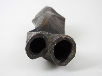 Vase en bronze de forme libre.
Marque 