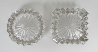 Deux cendriers en verre taillé dont un circulaire...