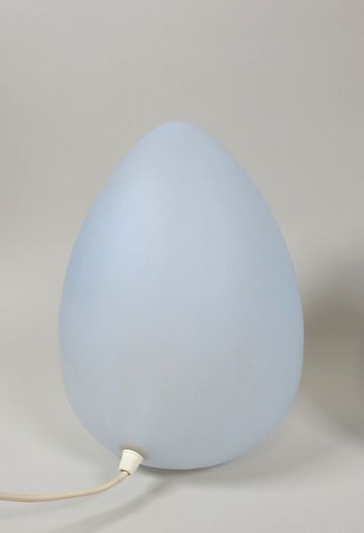 Paire de lampes en verre teinté bleu en forme...