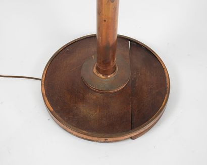 Lampadaire en cuivre et bois, l'abat-jour...