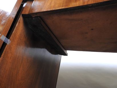 Bureau en bois et placage de forme légèrement...