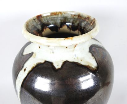 École début XXe.
Important vase en grès à...